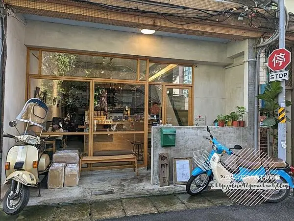 台北松山-[貝克宅 Beckhome Roasting House] 近南京復興站走路5分鐘，夢幻可愛草莓戚風與奶油圓麵包，自家烘焙精品咖啡香迷人，雙層閣樓風格文青日系老宅慢時光