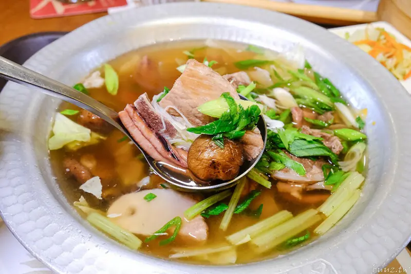 人氣有春茶館饗年味，魷魚螺肉蒜小火鍋，珍奶濃厚茶香，經典台味料理滑嫩油封鴨腿，搬上餐桌成年菜！