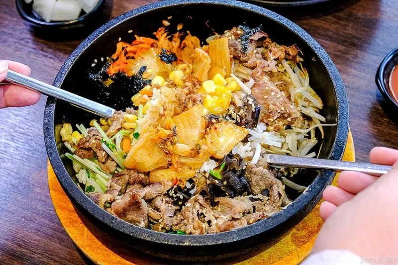 黑嚕嚕炸醬麵，老字號韓式料理，石全石美石鍋專賣，明亮簡約風格，大推石鍋拌飯、部隊鍋配煎餅！