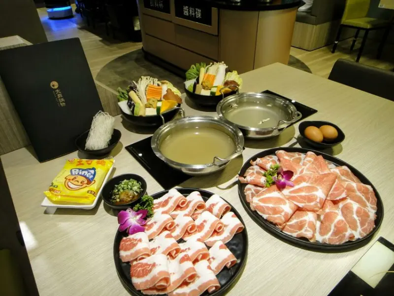 【美食】「Da Ma hot pot-解惑火鍋店 藝文店」桃園金牌好店，桃園火鍋推薦、桃園藝文特區聚餐推薦 附菜單