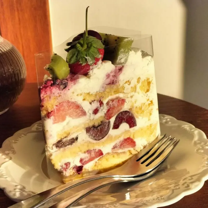 濕潤蓬鬆的蛋糕體夾滿了草莓｜再搭上一杯氣泡草莓特調咖啡｜下午茶｜大樹腳粉圓對面｜飛茉莉蛋糕