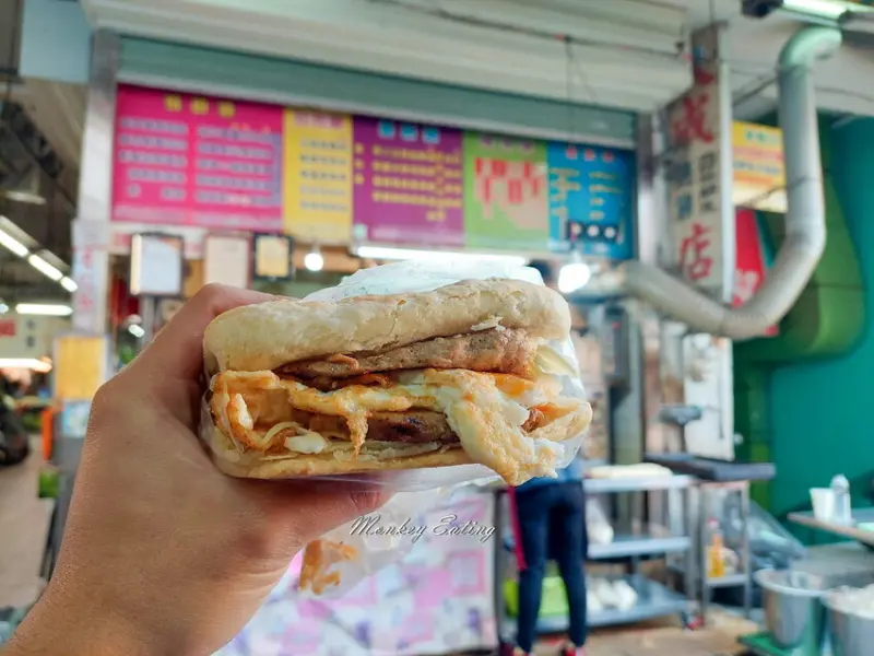 【台中大甲】大甲城燒餅│鎮瀾宮旁早餐推薦，手工現烤超酥燒餅，杏仁茶香濃好喝！ - 貪吃猴的幻想