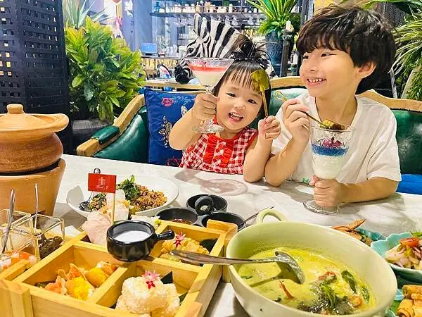 ★桃園美食●Thai J 泰式花園餐廳＊全台首創泰式下午茶上市！法式宮廷風的花園系餐廳，全台唯一桌邊現沖泰式鍋煮奶茶，回味泰式經典街邊小吃！鹹食甜食都『泰』美味～聚會慶生首選餐廳！！