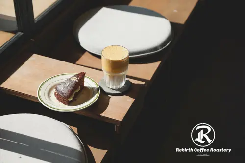 【松山區/南京三民站】COTD之光影滿滿的簡約木頭空間-瑞帛咖啡Rebirth Coffee