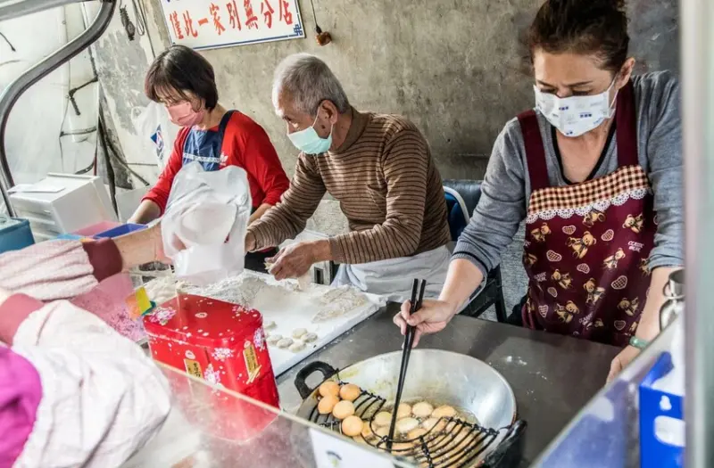 台中市中區吃的是一份懷舊情懷，超過70年古早味紅豆炸饅頭