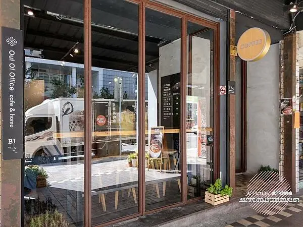 台北信義-[老皮株式會社 the vintage 咖啡吧] (已更名: Out Of Office Coffee To Go) 市政府捷運站1號出口隔壁，不限時有插座跟美味輕食，每季精選跨店合作單品豆