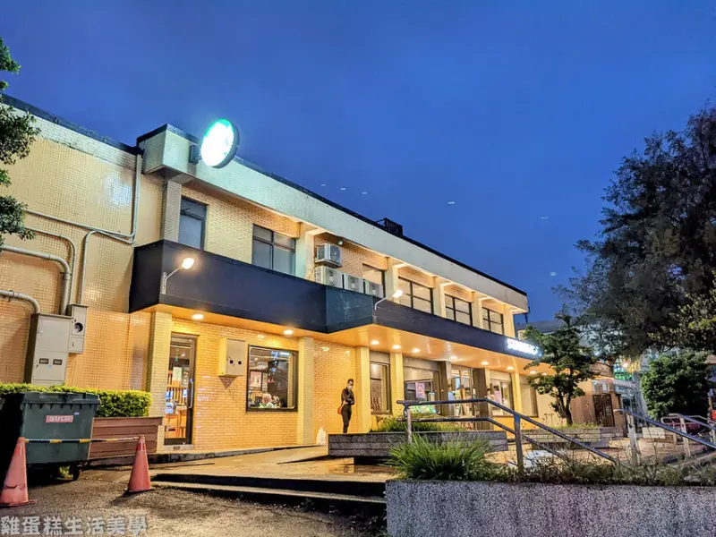 【新竹食記】星巴克新竹新豐門市 - 最台唯一火車站星巴克，火車迷必朝聖