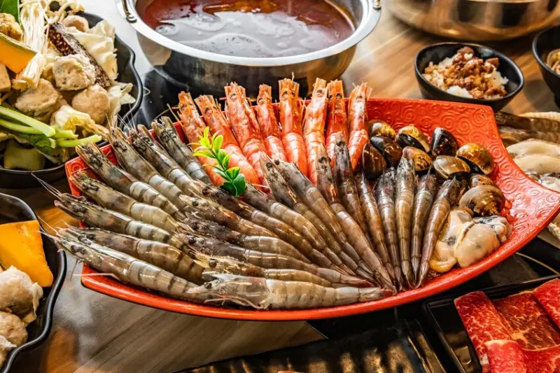 桃園市桃園區上善若水海鮮鍋物｜在地海鮮鍋物王者強勢回歸！CP值頂天自助吧任吃，超巨爆蝦海陸雙拼火鍋