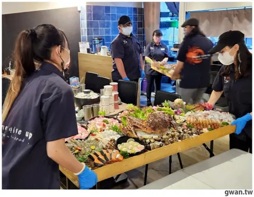 台中這間火鍋店員有練過！浮誇木船一艘一艘扛出來，老闆應該要加薪吧ＸＤＤ