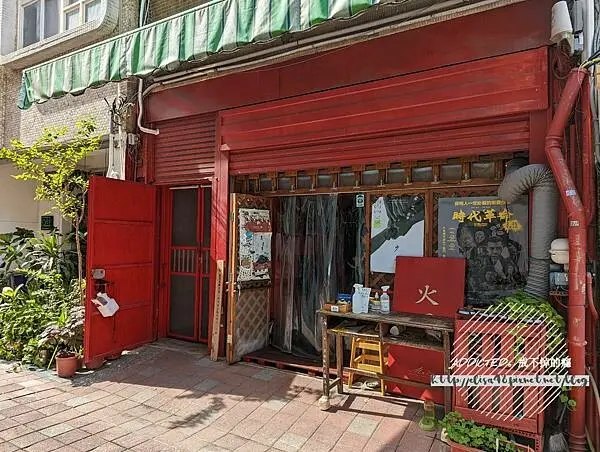 台南中西-[火星 Cafe Mars & Puppet Works] 住宅區巷弄隱藏秘境，誤闖紅色系異世界魔幻空間，迷你八席吧檯限量座位，香港老闆的個性創意美食