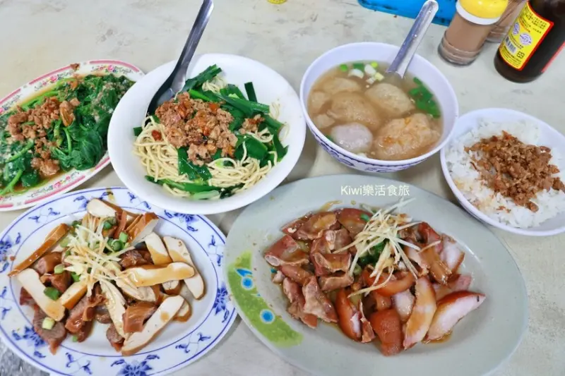 員林美食大胖凸皮麵｜員林在地小吃推薦凸皮麵.滷味肉燥飯，蒜味大骨湯頭香氣濃郁～配上爽口凸皮好喝又好吃