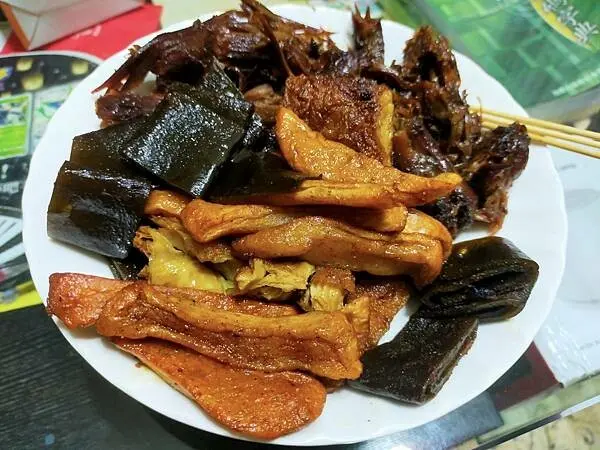 新北鶯歌麥光東山鴨頭~台灣道地小吃~在遠處就能聞到獨特的甜鹹味~靠近陶瓷老街路入口處~