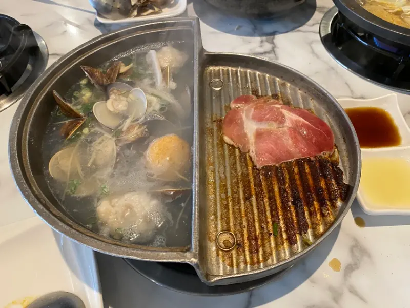 【台中 火鍋】久違石頭火鍋，火烤兩吃而且店家活動出手就是個"華麗狂火鍋"