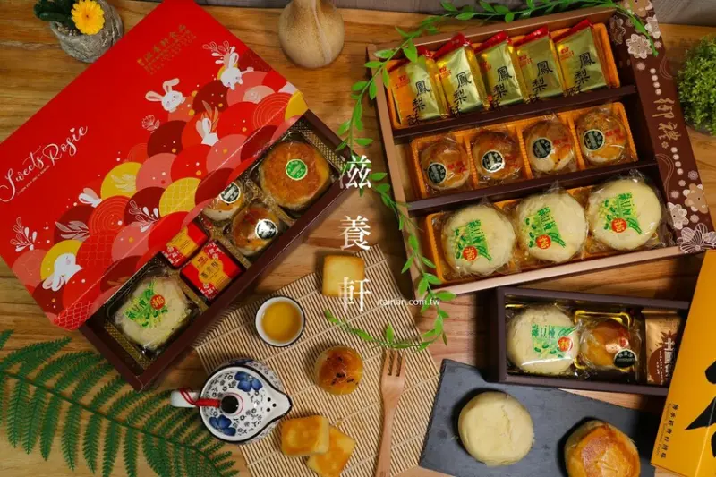 在地七十年新營人從小吃到大的老餅鋪「滋養軒」，除了古早味麵包，中秋禮盒、月餅、鳳梨酥、蛋黃酥、綠豆椪也超夯! @台南好Food遊