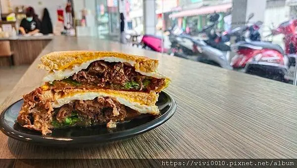 花蓮.花蓮市-老司機創意三明治/壽喜燒熱壓真的好好吃~~這個配飯也很可以!