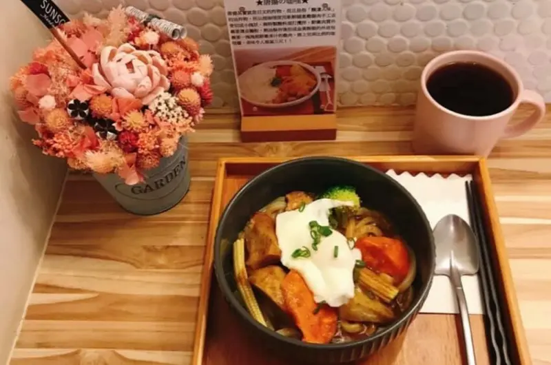 哇尬哩作夥來呷『挖咖哩』【台中一中商圈】小資、學生平價美食推薦，不用200就能吃到的咖哩飯🍛