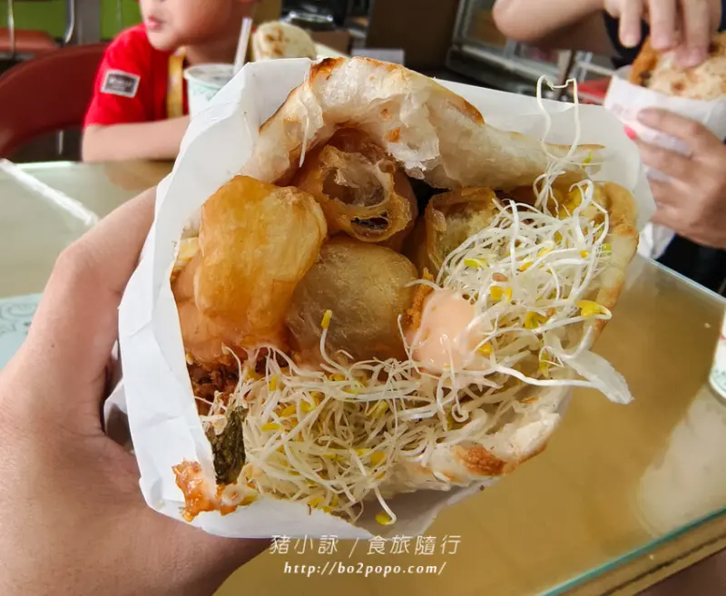 花蓮。玉里》新興街燒餅店。玉里知名早餐。辣椒豆干燒餅有創意