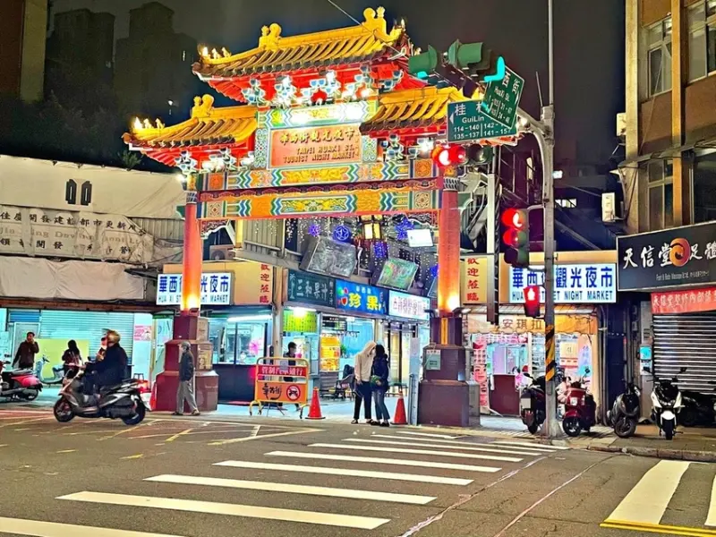 華西街夜市｜到華西街迺夜市必吃米其林必比登推薦源芳刈包 、 在地老字號的壽司王 ‧ 這樣吃華西街夜市就對了