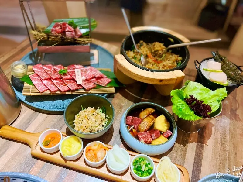 宜蘭新月廣場店》原燒日式燒肉O-NiKU城市野營風的裝潢，雙人套餐/三人套餐讓吃燒肉也是一種享受