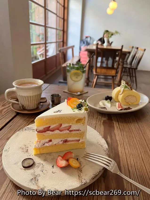 嘉義市西區【嘉義】「霜空咖啡．國華街上，診所改建且有小庭院的日式老宅咖啡館（自家烘焙/手作點心/客製蛋糕/近文化