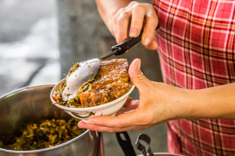 陽光老店爌肉飯｜誰受得了！超肥美滷香三層肉，超過六十年爌肉飯老店