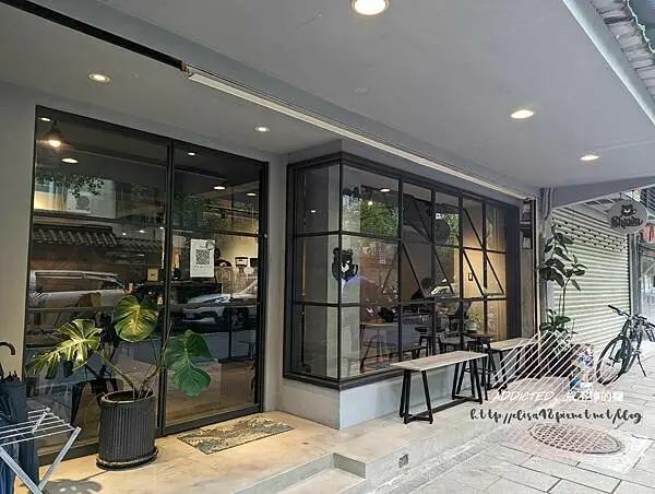 台北松山-[Shawn] 民生社區內近民生圓環巷弄轉角，世界級咖啡拉花大師坐鎮，美味新鮮水果戚風與精緻拉花藝術，金屬工業風格冷色系極簡職人咖啡廳