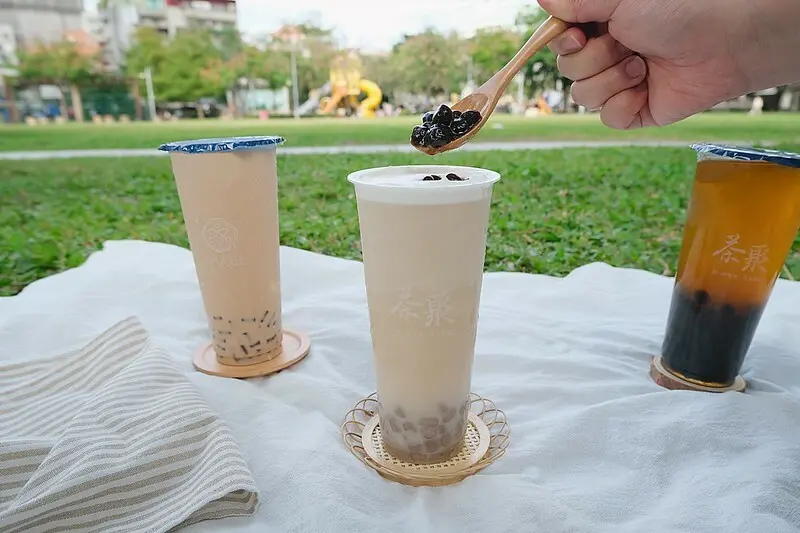 【台北車站手搖飲料推薦】茶聚(台北長安店)，新品 「沐嵐咖啡凍奶茶 」咖啡香氣迷人，與奶茶完美融合不甜膩，加上奶酪更有層次！