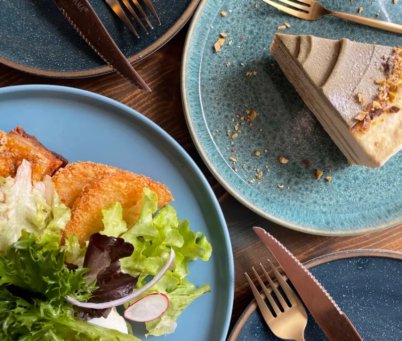 台北信義吳興街│OZ Cafe & Bistro：隱身在北醫巷內的質感小店，自然採光與千層蛋糕療癒女孩的心│早午餐、網美餐廳、餐酒館、近吳興街台北醫學大學【附菜單】