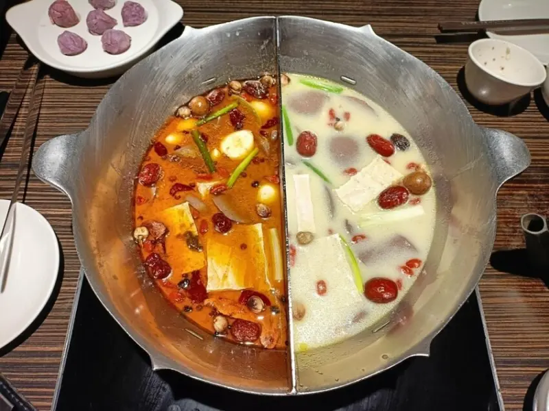 台北西門町美食|無老鍋西門店~超濃郁的香料湯頭、豆腐鴨血免費續!西門町4號出口2分鐘!