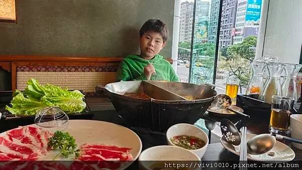 台北.中正-紅湯、白湯都很濃郁好喝的無老鍋，還有無限鍋底吃到飽!