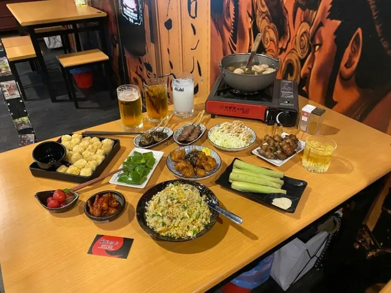 新竹竹北。吃 | 風窩烤肉｜開趴啦！聚餐慶生歡唱一次滿足。近百種餐點任你點。20人KTV大包廂。附設專屬停車場。