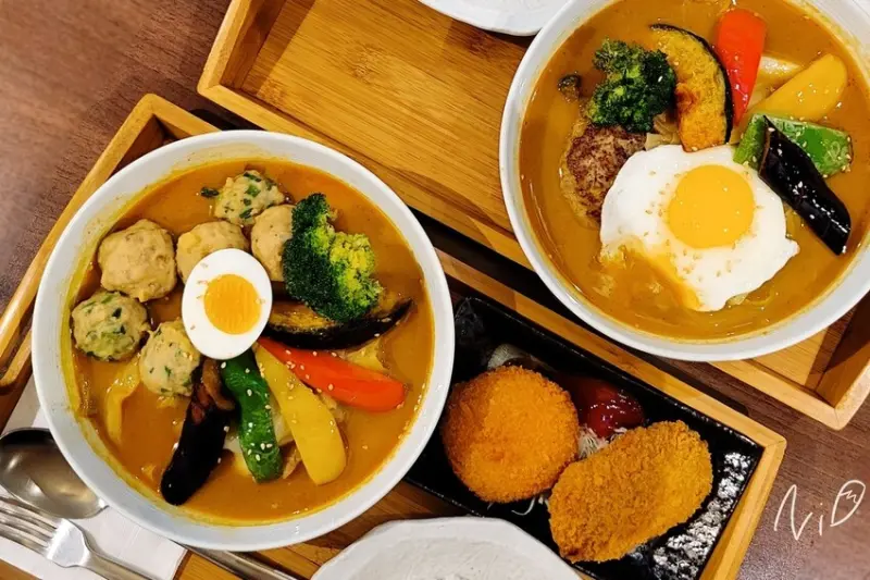 [台南中西區]ココカラCocokara CAFÉ&スープカレ。牛豬肉漢堡排湯咖哩/雙色肉丸子/起司南瓜可樂餅。來自北海道札幌湯咖哩專賣店