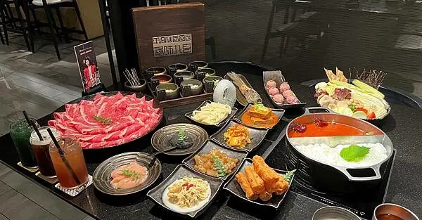 高雄美食【天鍋麻辣 鴛鴦鍋】好吃的雞菲力／超大盤的板腱牛雪花牛／不敗飲料藍藻檸檬蜜／汶萊藍蝦／紅薯粉條／日本冬粉／刀削麵((附菜單 - 壽司羊 的 美食旅行