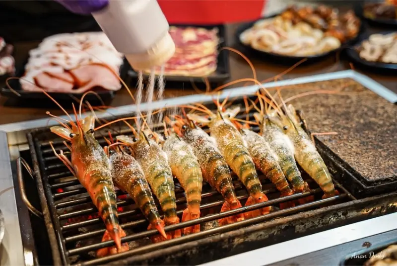 | 高雄美食 |現撈現烤泰國蝦/多種海鮮肉品$699吃到飽/進吉泰國蝦海鮮炭烤吃到飽