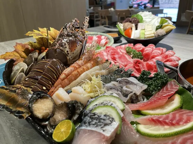 台北新莊│很秋鍋物：​​​​​​​澎湃龍蝦海鮮鮑魚櫥窗現撈新鮮上桌，12種特色湯底隨你挑，自助甜點冰淇淋吃到飽│麻辣鍋新莊店【附菜單】