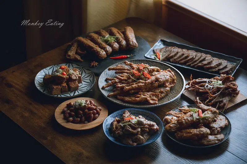 【台中伴手禮推薦】黑竹園雞腳凍│超過40年人氣滷味老店回購率超高！來自彰化員林團購宅配美食，雞翅、鴨舌、牛腱、花生、豆干下酒菜推薦