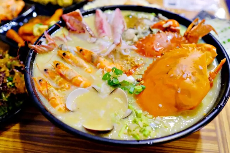 巨無霸臉盆大澎派海鮮粥，爆滿人潮從店內擠到店外來！