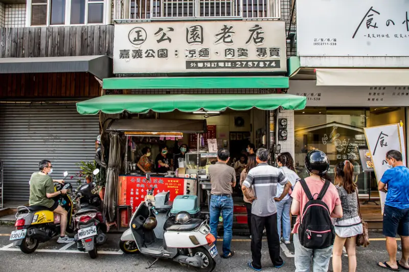嘉義市東區公園老店涼麵、肉羹麵｜一早開門就人潮不斷，google評價4.2星超猛涼麵，香菇肉羹必點