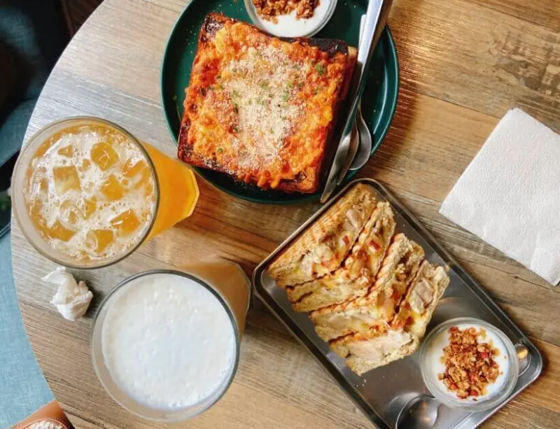 台北天母｜路口咖啡 迷迭香雞腿排脆壓吐司 清爽外脆內軟的好滋味 | Beauty Update