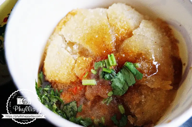 現炸脆皮肉圓 超人氣巷弄美食 晚來就吃不到 電話訂購也訂不到 想吃只能憑運氣 - 相片中的菲莉絲