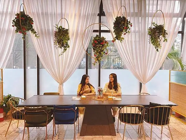 【桃園 後火車站】旅人咖啡館 桃園店//超吸睛鳥籠吊燈 必拍植物系竹編搖椅 無低消無服務費網美下午茶餐廳 休閒聚餐灌溉靈魂的好所在