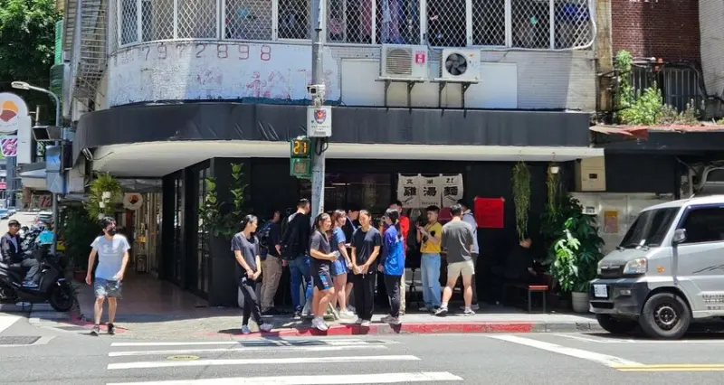 台北市內湖區文湖21雞湯麵｜巴黎奧運獎牌開張了！拳擊美少女吳詩儀老爸的店，鄉民推爆香醇清爽雞湯麵