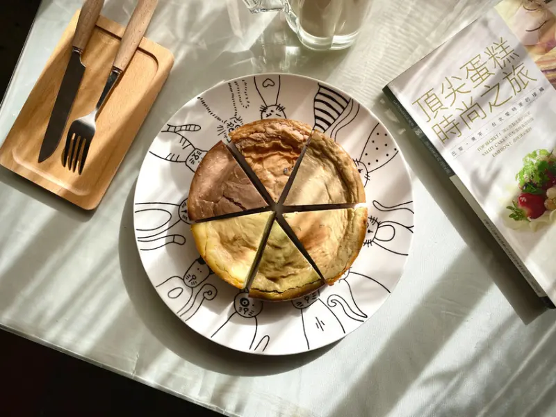 新竹美食。吃 | W.Bistro | 巴斯克綜合禮盒。新竹巷弄預定甜點推薦。意想不到的6種口味強勢開吃。乳酪控的你絕對會愛上它！