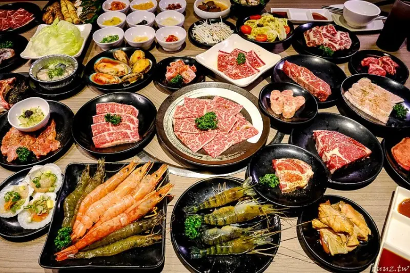 炭火燒肉上百種食材吃到飽，羊角炭火燒肉猛點和牛、牛舌、紅蝦就夠本，生魚片、牡蠣也隨你吃！