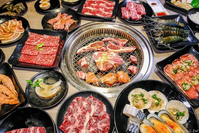 伊比利豬排、和牛、現撈泰國蝦，羊角炭火燒肉吃到飽，百種食材加冰淇淋通通吃到飽！
