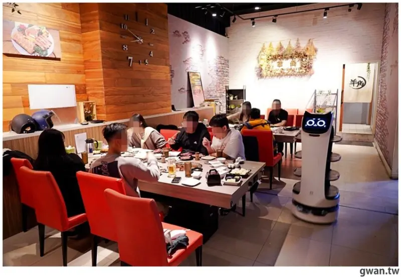 台中少見的機器人燒肉店，近百種食材，日本和牛任你吃到飽！ 