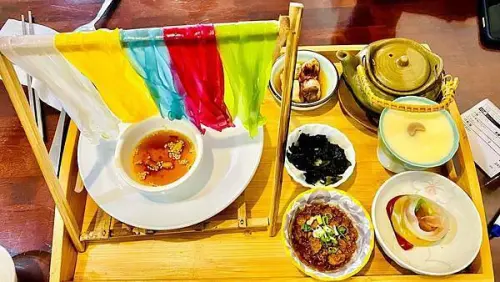 高雄美濃必吃美食【軒味屋彩色板條】每天只賣4小時/每日新鮮手作蔬果彩色板條