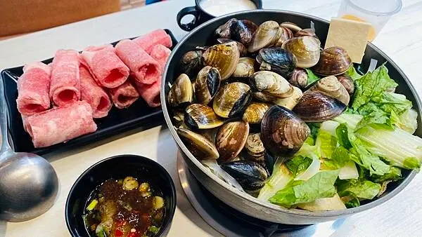 桃園藝文特區平價小火鍋【鍋台銘時尚湯鍋桃園中正店】188元大吃一斤爆滿蛤蜊鍋/最新優惠活動加line好友第二盤肉只要10元/飲料冰淇淋無限吃到飽/桃園CP值高的火鍋店