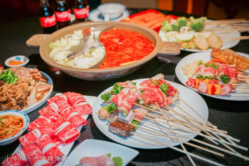 川串兒四川麻辣串串鍋 x 渥老吉四川麻辣滷味 ▏想吃宵夜來這就對 營業到凌晨五點！。一串20元銅板價 點盤麻香滷味～絕配！。捷運小巨蛋站