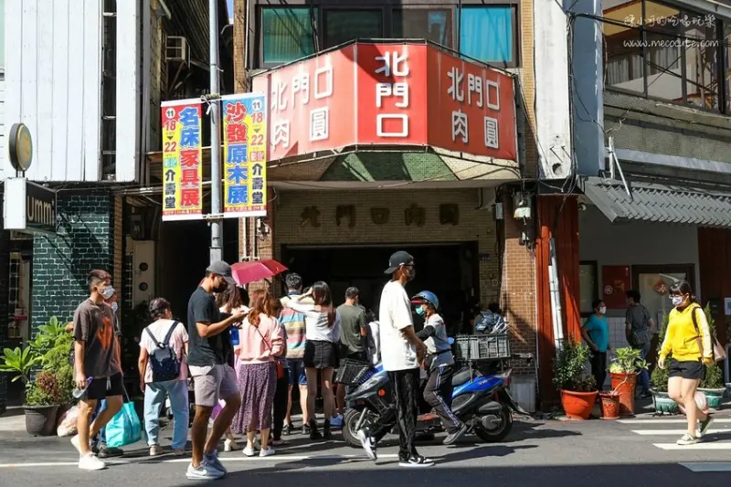 一顆110元的肉圓吃過嗎？大熱天還在排隊的神奇肉圓店！生意超好的～